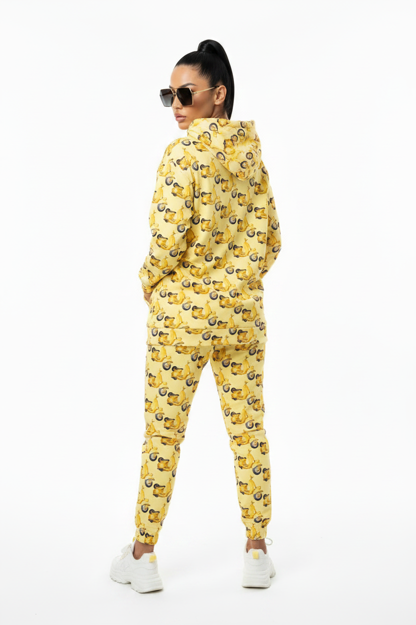 Mockup espalda - mujer hoodie amarillo scooter